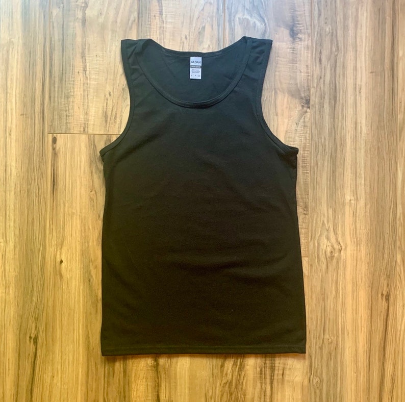 K&ouml;nnte beinhalten: Ein dunkelgr&uuml;nes &auml;rmelloses Tanktop mit einem wei&szlig;en Etikett mit der Aufschrift "Gildan" auf der Vorderseite.