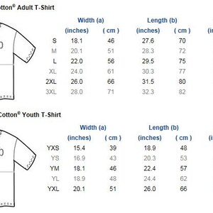 K&ouml;nnte beinhalten: Eine Gr&ouml;&szlig;entabelle f&uuml;r Gildan Ultra Cotton T-Shirts. Die Tabelle zeigt die Breite, L&auml;nge und &Auml;rmell&auml;nge in Zoll und Zentimetern f&uuml;r sowohl Erwachsene als auch Kindergr&ouml;&szlig;en.