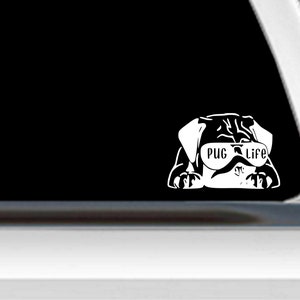 Peut inclure: Autocollant en vinyle blanc d'un carlin portant des lunettes de soleil avec le texte "Pug Life" sur les lunettes.