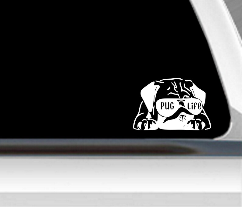Peut inclure: Autocollant en vinyle blanc d'un carlin portant des lunettes de soleil avec le texte "Pug Life" sur les lunettes.