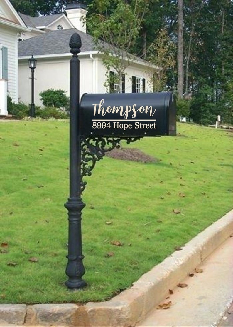 Puede incluir: Buz&oacute;n negro con una pegatina de vinilo blanco que dice "Thompson 8994 Hope Street".