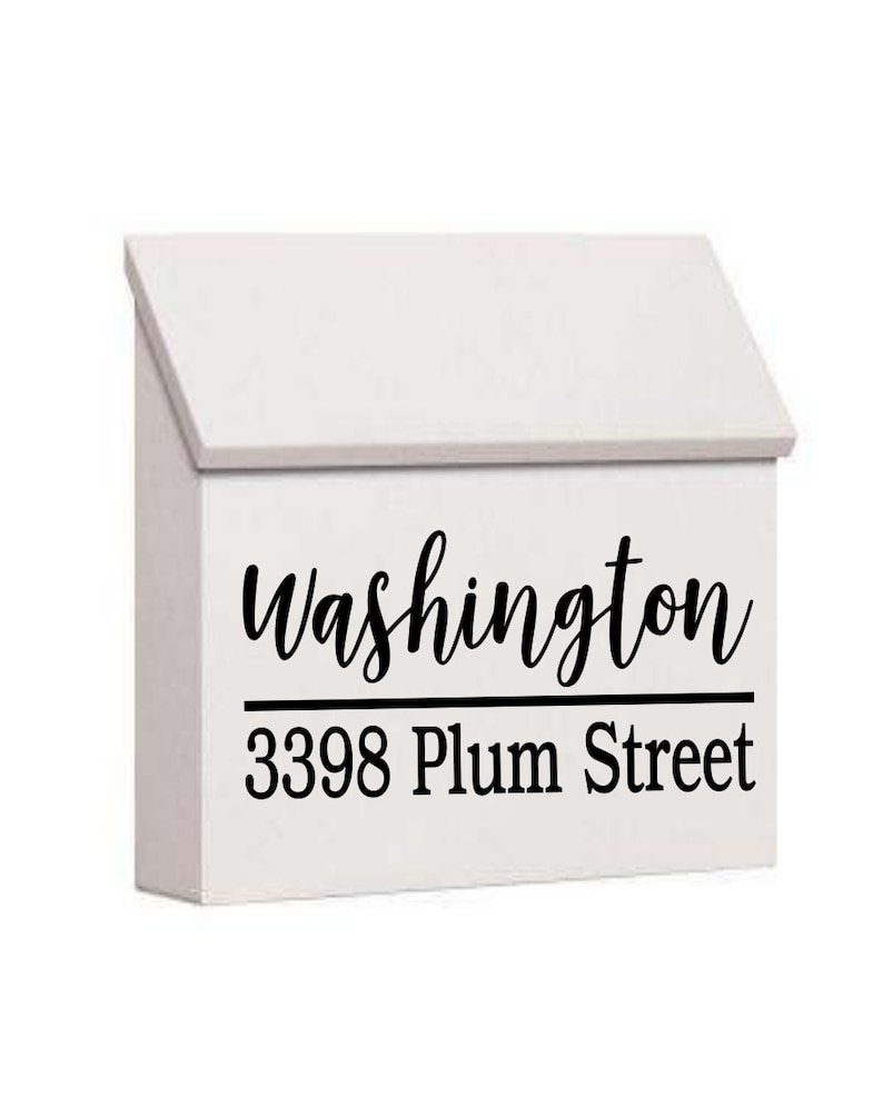 Puede incluir: Buz&oacute;n blanco con letras negras que dicen "Washington 3398 Plum Street".