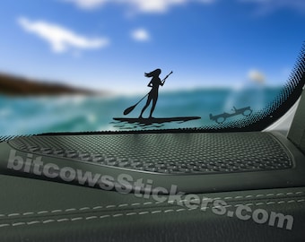 Könnte beinhalten: Schwarze Silhouette einer Person beim Paddelsurfen auf einer Welle. Der Aufkleber ist auf der Innenseite eines Autofensters angebracht. Der Text "bitcowsStickers.com" ist in der unteren rechten Ecke des Bildes sichtbar. Der Text "*Jeep not include" ist in der unteren rechten Ecke des Bildes sichtbar.