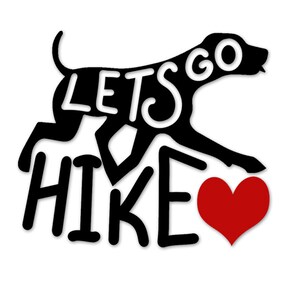 Puede incluir: Silueta en blanco y negro de un perro corriendo con el texto "LET'S GO HIKE" y un corazón rojo.