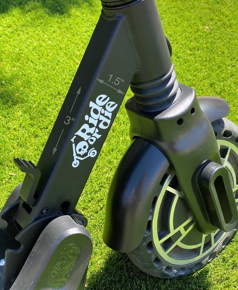 May include: Black electric scooter with a black fender and a black handlebar. The handlebar has a black sticker with the words "Ride or Die" and a skull graphic. The scooter has a 3 inch diameter handlebar and a 1.5 inch diameter stem.