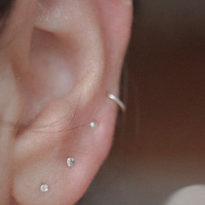 Deux mini clous d'oreilles en argent sterling de 2 mm | boucles d'oreilles deuxième trou | hypoallergénique | résistant à la ternissure| une paire