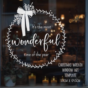 Może przedstawiać: Biały szablon świątecznej girlandy do dekoracji okien z tekstem "To najwspanialszy czas w roku". Szablon ma wymiary 59 cm x 64,5 cm.