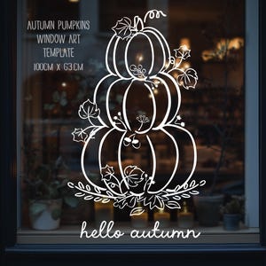 Könnte beinhalten: Ein weißer Fensteraufkleber mit einem Stapel aus drei Kürbissen, Blättern und Ranken. Der Text lautet: AUTUMN PUMPKINS WINDOW ART TEMPLATE 100CM X 63CM und hello autumn. Das Design besteht aus klaren weißen Linien auf transparentem Grund.