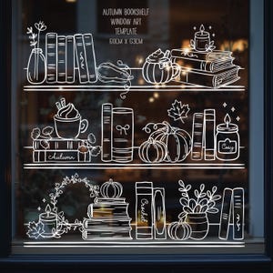 Könnte beinhalten: Ein weißer Linienkunst-Fensteraufkleber mit drei Regalen voller Bücher, Kürbisse, Kerzen, Tassen und Pflanzen. Der Text lautet AUTUMN BOOKSHELF WINDOW ART TEMPLATE 60CM X 63CM. Das Design enthält verschiedene Illustrationen zum Thema Herbst.