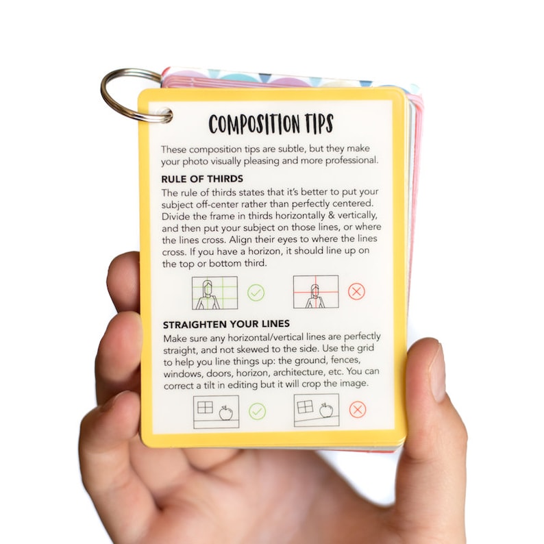 Op de afbeelding: Een gele kaart met de tekst "Compositietips" en illustraties die de regel van derden en het rechtzetten van lijnen in fotografie laten zien.