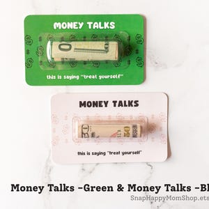 Może przedstawiać: Dwie prostokątne karty z przezroczystymi plastikowymi bąbelkami zawierającymi zwinięte banknoty. G&oacute;rna karta jest zielona z napisem MONEY TALKS oraz this is saying treat yourself. Dolna karta jest biała z tym samym tekstem w czarnym kolorze.