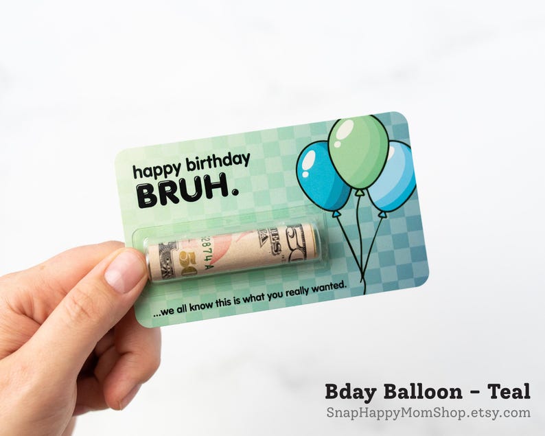 Może przedstawiać: Prostokątna, turkusowa kartka urodzinowa w kratkę z trzema ilustrowanymi balonami oraz napisem "happy birthday BRUH." i "...we all know this is what you really wanted." Zrolowany banknot pięćdziesięciodolarowy jest zamknięty w przezroczystej plastikowej kapsule.
