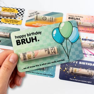 Może przedstawiać: Prostokątna kartka urodzinowa z jasnym zielonym wzorem w kratkę, trzema ilustrowanymi balonami i napisem "happy birthday BRUH. ...we all know this is what you really wanted." Zrolowany banknot pięćdziesięciodolarowy znajduje się w przezroczystej plastikowej tubie.