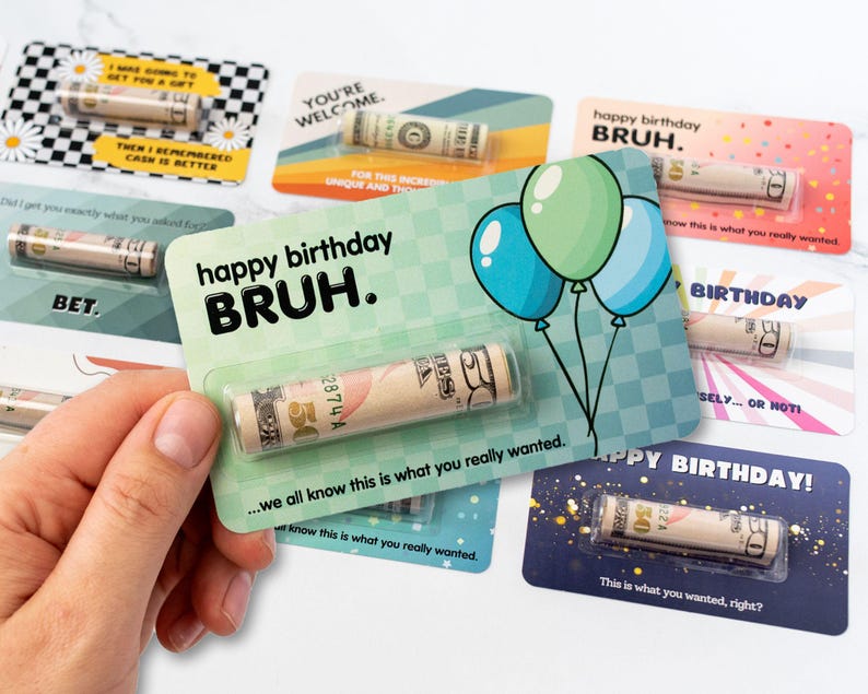 Może przedstawiać: Prostokątna kartka urodzinowa z jasnym zielonym wzorem w kratkę, trzema ilustrowanymi balonami i napisem "happy birthday BRUH. ...we all know this is what you really wanted." Zrolowany banknot pięćdziesięciodolarowy znajduje się w przezroczystej plastikowej tubie.