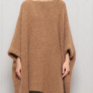 Poncho/mantella oversize in alpaca / Mantella asimmetrica in maglia morbida in alpaca / Cappotto in lana etico e sostenibile fatto a mano per l'inverno e taglie forti