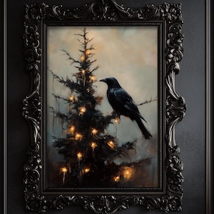 Op de afbeelding: Een zwarte raaf zit op een donkergroene kerstboom met witte lampjes in een zwart, versierd frame. De boom staat in een donkere kamer met een rode fluwelen fauteuil en een kleine kerstboom met rode kerstballen op de achtergrond. De afbeelding heeft de tekst "Designs by Linda Nee" in de rechterbenedenhoek.
