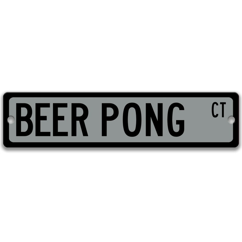以下が含まれることがあります： 「BEER PONG CT」と黒文字で書かれた銀色の金属製の看板です。