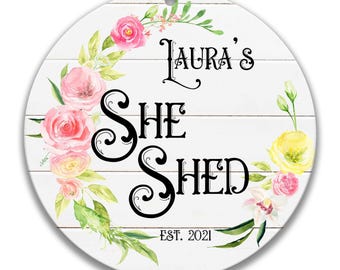 Personalisierte She Shed Zeichen, She Shed Geschenk, Rosa Blumen Benutzerdefinierte Frau Schuppen Zeichen, niedliches She Shed Dekor, She Shed Türschild F-SHE002