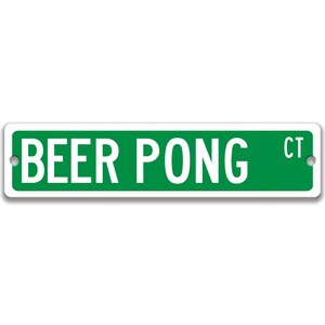 以下が含まれることがあります： 白い文字で「BEER PONG CT」と書かれた緑色の道路標識です。