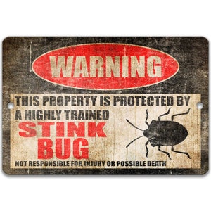 Könnte beinhalten: Rechteckiges Metallschild mit abgenutztem, Vintage-Look. Das Schild zeigt das Wort "WARNING" in einem roten Oval und den Text "THIS PROPERTY IS PROTECTED BY A HIGHLY TRAINED STINK BUG." Eine schwarze Wanzen-Illustration befindet sich rechts.
