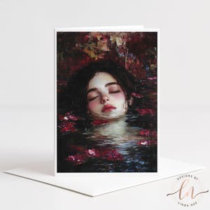 Puede incluir: Una tarjeta de felicitación con una pintura artística de una mujer con los ojos cerrados, sumergida en agua con flores rojas. La obra de arte utiliza una paleta de colores oscuros con tonos de rojo, marrón y negro. La tarjeta es blanca con la firma del artista en la esquina inferior derecha.
