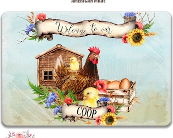 Op de afbeelding: Een aquarel-illustratie van een kippenhok met een hen en kuikens. Het bordje staat er: "Welkom bij ons kippenhok".
