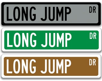 Puede incluir: Tres señales de calle con el texto "LONG JUMP DR" en letras blancas. Las señales son de color negro, verde y marrón.