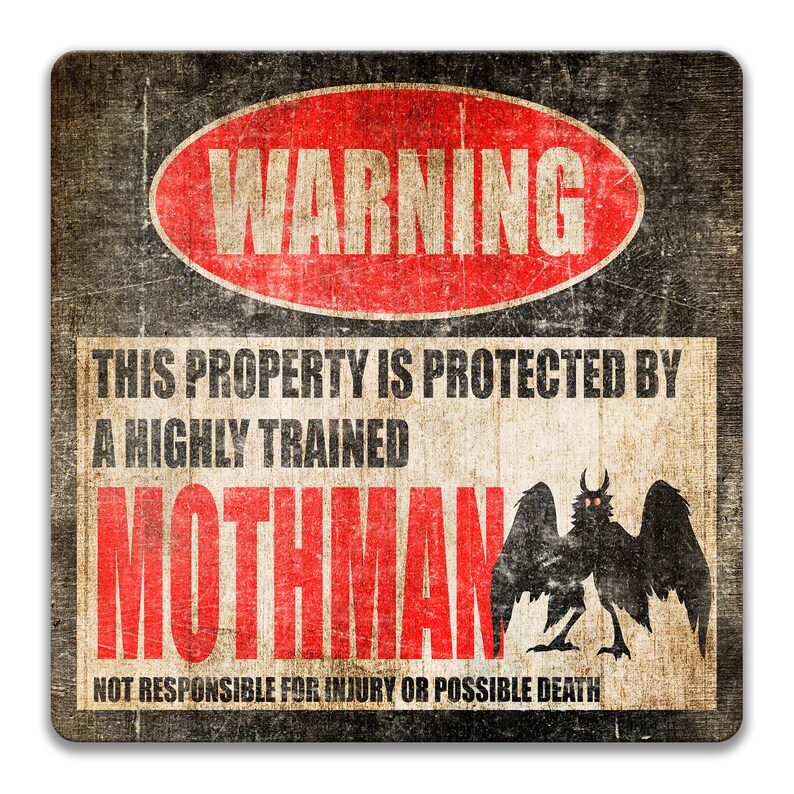 Może przedstawiać: Tablica ostrzegawcza o postarzanym, vintage wyglądzie. Treść: "WARNING THIS PROPERTY IS PROTECTED BY A HIGHLY TRAINED MOTHMAN NOT RESPONSIBLE FOR INJURY OR POSSIBLE DEATH". Tablica zawiera czerwony okrąg z napisem "WARNING" białymi literami. W środku tablicy znajduje się czarna sylwetka mothmana z czerwonymi oczami.