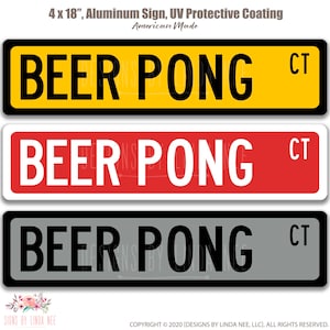 以下が含まれることがあります： 黒い縁取りと白い文字で「BEER PONG CT」と書かれたアルミ製の看板が3つあります。看板は黄色、赤、灰色です。