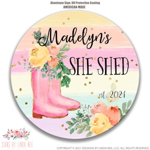 Segno personalizzato She Shed, She Shed Gift, Pink Boots Flowers Custom Woman&#39;s Shed Sign, Cute She Shed Decor, She Shed Door Sign F-SHE009