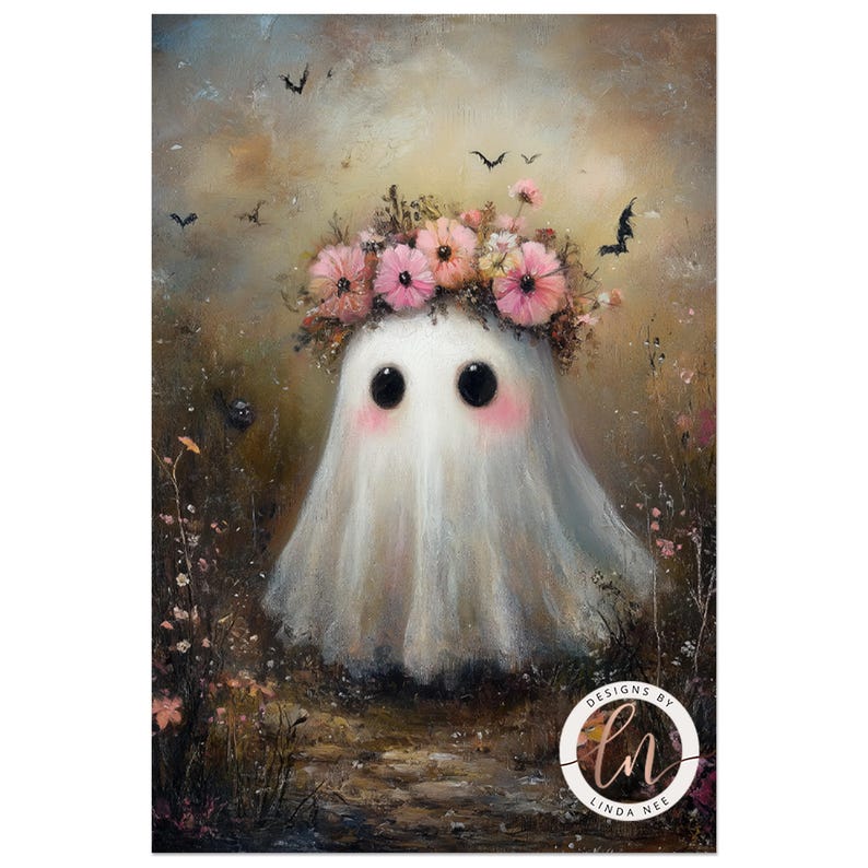 K&ouml;nnte beinhalten: Ein wei&szlig;er Geist mit einer rosa Bl&uuml;tenkrone, der in einem Feld mit Wildblumen steht. Der Geist hat gro&szlig;e, schwarze Augen und rosige Wangen. Der Hintergrund ist ein weiches, ged&auml;mpftes Braun mit ein paar Flederm&auml;usen, die am Himmel fliegen.