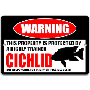 Puede incluir: Un cartel de advertencia en blanco y negro con texto rojo que dice "WARNING" en un óvalo rojo. El cartel dice "This property is protected by a highly trained CICHLID. Not responsible for injury or possible death." Se muestra una silueta negra de un pez cíclido en el cartel.