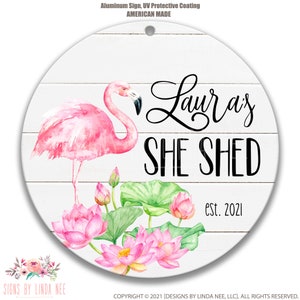 Signo de cobertizo personalizado, regalo de cobertizo, cartel de cobertizo de mujer personalizado de flamenco rosa, decoración de cobertizo tropical, cartel de puerta de cobertizo 8-SHE001