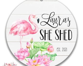 Personalisierter She Shed Sign, She Shed Gift, Pink Flamingo Custom Woman's Shed Sign, Tropical She Shed Decor, She Shed Door Sign 8-SHE001
