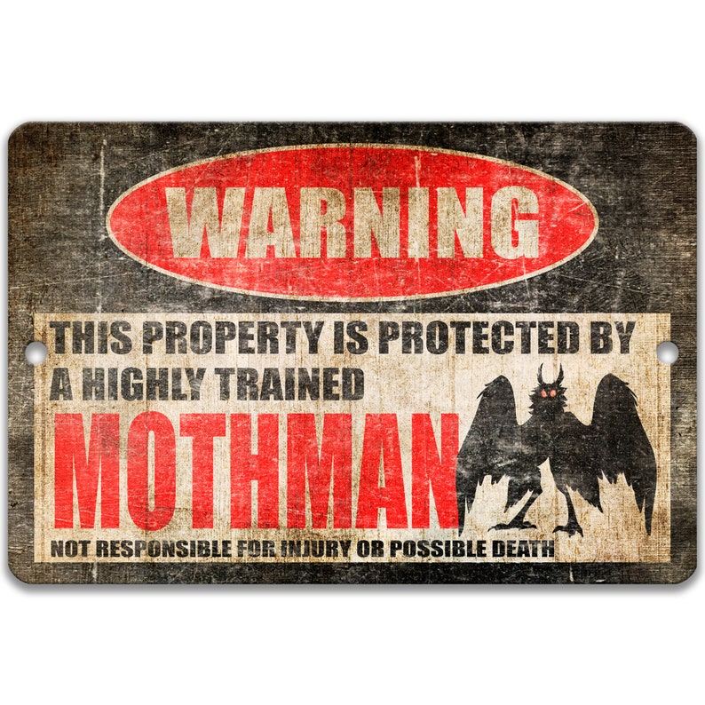 Może przedstawiać: Tablica ostrzegawcza o postarzanym, vintage wyglądzie. Na niej widnieje napis "WARNING THIS PROPERTY IS PROTECTED BY A HIGHLY TRAINED MOTHMAN NOT RESPONSIBLE FOR INJURY OR POSSIBLE DEATH". Tablica zawiera czerwony znak ostrzegawczy z białym tekstem i czarno-białym obrazkiem mothmana.