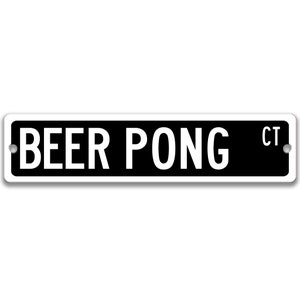 以下が含まれることがあります： 白黒の看板に白い文字で「BEER PONG CT」と書かれている。