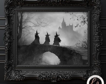 Könnte beinhalten: Schwarzweißfoto von drei Hexen, die über eine Steinbrücke zu einem Schloss in der Ferne gehen. Das Bild ist in einem schwarzen, verzierten Rahmen gerahmt.
