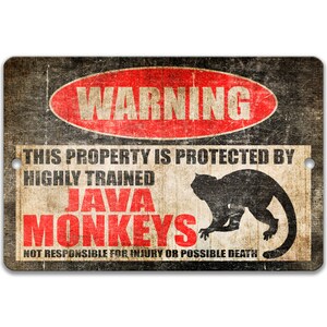 Puede incluir: Un cartel de advertencia con un círculo rojo y la palabra "WARNING" en blanco. El cartel dice "This property is protected by highly trained JAVA MONKEYS. Not responsible for injury or possible death." El cartel tiene un aspecto desgastado y vintage.