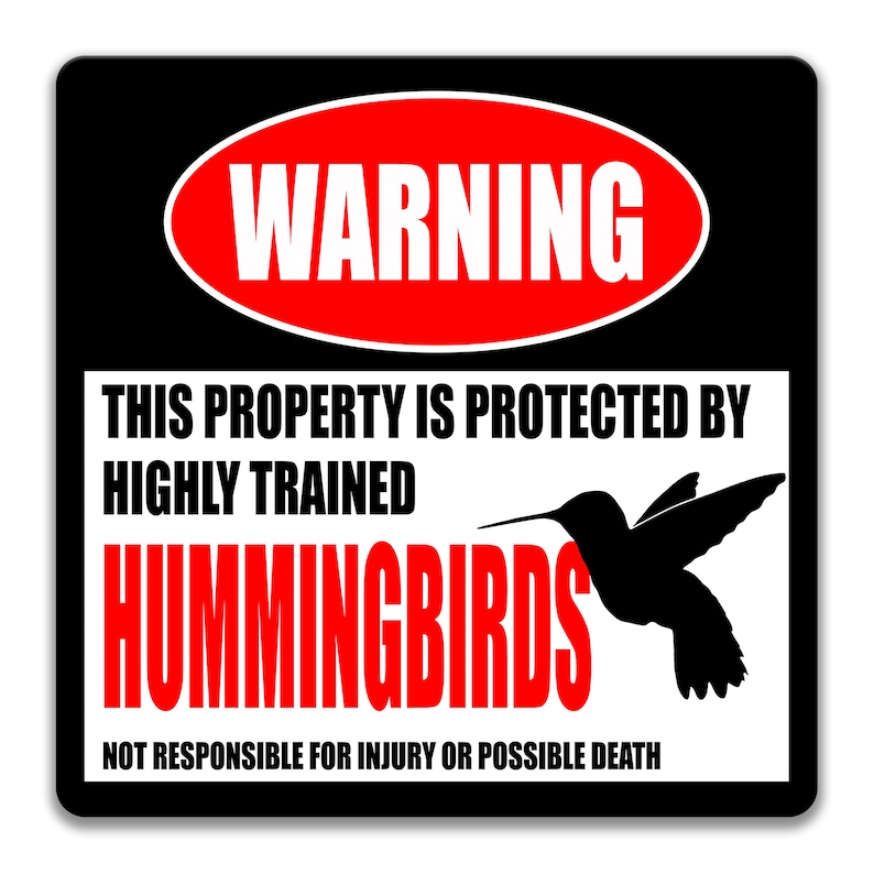 Puede incluir: Un cartel en blanco y negro con un cartel de advertencia rojo que dice "WARNING" en letras blancas. El cartel dice "This property is protected by highly trained hummingbirds. Not responsible for injury or possible death." Se muestra una silueta negra de un colibr&iacute; en el cartel.