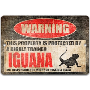 Może przedstawiać: Tablica ostrzegawcza o postarzanym, vintage wyglądzie. Treść: "WARNING THIS PROPERTY IS PROTECTED BY A HIGHLY TRAINED IGUANA NOT RESPONSIBLE FOR INJURY OR POSSIBLE DEATH". Tablica ma czerwone koło z napisem "WARNING" w białym kolorze. Na tablicy widnieje czarna sylwetka iguany.