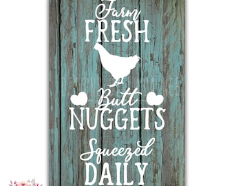 Letreros grandes de metal para gallinero, "Nuggets de trasero de gallina fresca de granja, exprimidos diariamente" sobre madera color verde azulado. ¡El regalo perfecto para una mamá gallina! 8-FRM002