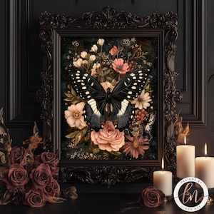 Pode incluir: Uma borboleta preta e branca com manchas brancas nas asas está pousada em um buquê de flores rosa, brancas e amarelas. As flores estão dispostas em uma moldura escura e ornamentada. O fundo é uma superfície escura e texturizada.