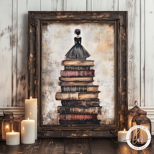 Puede incluir: Una pintura de una mujer con un vestido negro sentada encima de una pila de libros antiguos. El fondo es un lienzo texturizado de color crema con texto escrito a mano. La pintura está enmarcada en un marco de madera marrón oscuro.