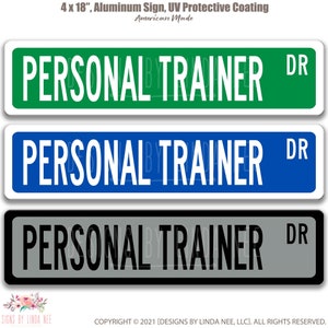 Può includere: Tre insegne rettangolari in alluminio, ciascuna di 10 x 46 cm, con rivestimento protettivo UV. Le insegne sono verdi, blu e grigie e presentano il testo "PERSONAL TRAINER DR" in bianco. Prodotto negli Stati Uniti.