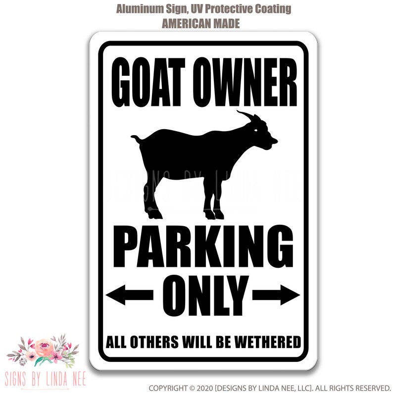 K&ouml;nnte beinhalten: Ein wei&szlig;es Metallschild mit schwarzem Text und einer schwarzen Silhouette einer Ziege. Das Schild lautet "Goat Owner Parking Only - All Others Will Be Wethered".