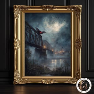 Puede incluir: Una obra de arte enmarcada con un marco dorado ornamentado. La obra representa un puente sobre un río por la noche, con una gran polilla con ojos rojos posada en el puente. La escena está envuelta en niebla y un cielo oscuro y tormentoso.
