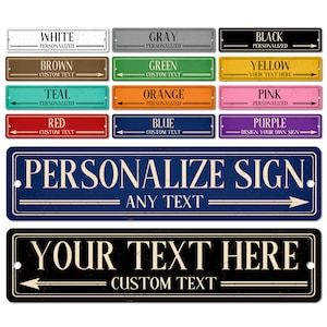 Op de afbeelding: Een set aanpasbare metalen borden met verschillende kleur opties. De borden hebben een verweerde, vintage look en bevatten de tekst "PERSONALISEER BORD" en "JE TEXT HIER".