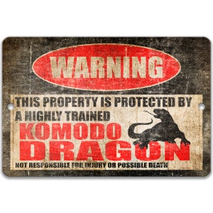 Può includere: Un cartello di avvertimento nero e rosso con un aspetto usurato e vintage. Il cartello recita "WARNING THIS PROPERTY IS PROTECTED BY A HIGHLY TRAINED KOMODO DRAGON NOT RESPONSIBLE FOR INJURY OR POSSIBLE DEATH". Al centro del cartello è raffigurata una silhouette di un drago di Komodo.