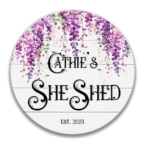 Cartello She Shed personalizzato, cartello She Shed personalizzato per donna con glicine, grazioso decoro She Shed, cartello She Shed per porta, cartello floreale F-SHE018