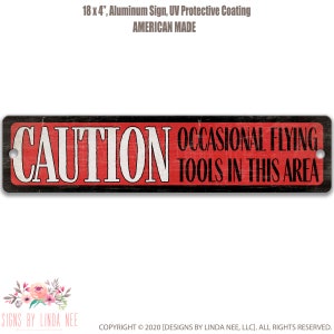 Vatertagsgeschenk VORSICHT Gelegentliche fliegende Werkzeuge in diesem Bereich Garage Straßenschild Garagenschild Metallschild Straßenschild Geschenk für Ihn SPH87